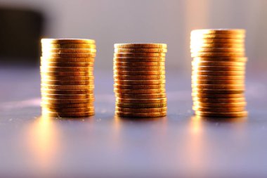 Bulanık arkaplanda bozuk para yığını 