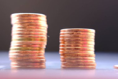 Bulanık arkaplanda bozuk para yığını 