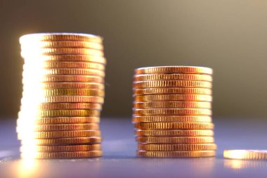 Bulanık arkaplanda bozuk para yığını 