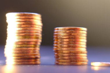 Bulanık arkaplanda bozuk para yığını 