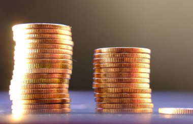 Bulanık arkaplanda bozuk para yığını 