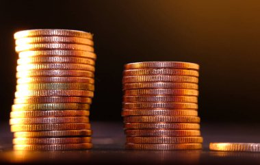 Bulanık arkaplanda bozuk para yığını 