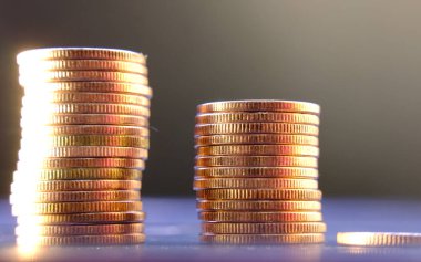 Bulanık arkaplanda bozuk para yığını 