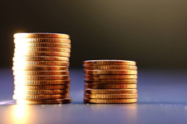 Bulanık arkaplanda bozuk para yığını 