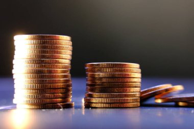 Bulanık arkaplanda bozuk para yığını 