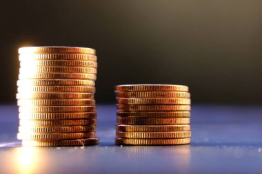 Bulanık arkaplanda bozuk para yığını 