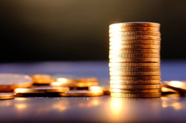 Bulanık arkaplanda bozuk para yığını 