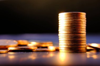 Bulanık arkaplanda bozuk para yığını 