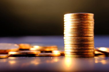 Bulanık arkaplanda bozuk para yığını 