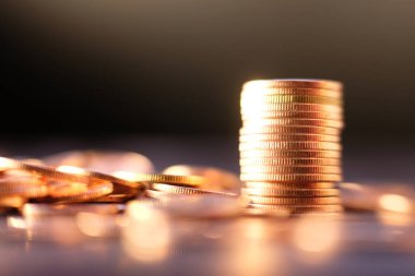 Bulanık arkaplanda bozuk para yığını 