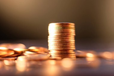 Bulanık arkaplanda bozuk para yığını 