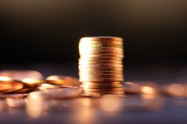 Bulanık arkaplanda bozuk para yığını 