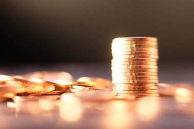 Bulanık arkaplanda bozuk para yığını 