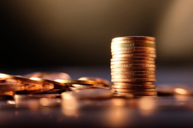 Bulanık arkaplanda bozuk para yığını 