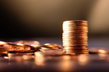 Bulanık arkaplanda bozuk para yığını 