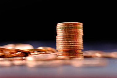 Bulanık arkaplanda bozuk para yığını 