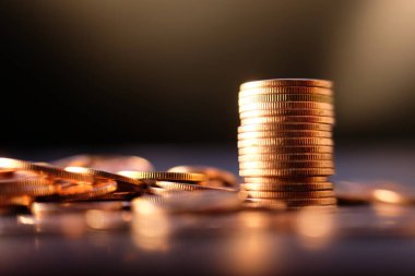 Bulanık arkaplanda bozuk para yığını 