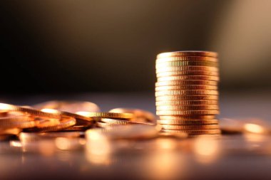 Bulanık arkaplanda bozuk para yığını 