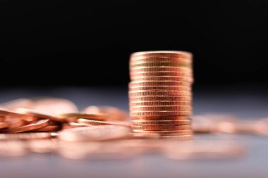 Bulanık arkaplanda bozuk para yığını 