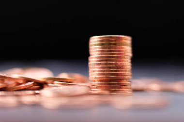 Bulanık arkaplanda bozuk para yığını 