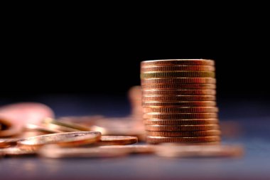 Bulanık arkaplanda bozuk para yığını 