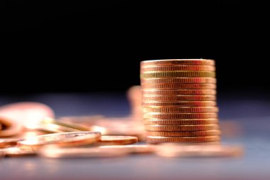 Bulanık arkaplanda bozuk para yığını 