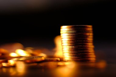 Bulanık arkaplanda bozuk para yığını 