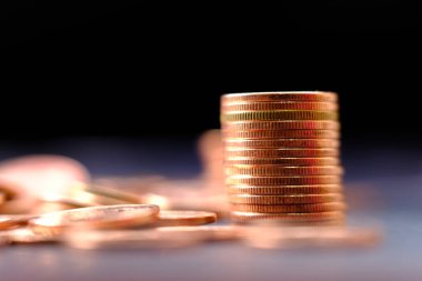 Bulanık arkaplanda bozuk para yığını 