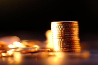 Bulanık arkaplanda bozuk para yığını 