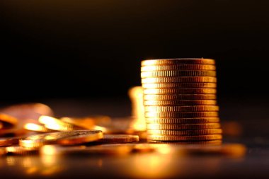 Bulanık arkaplanda bozuk para yığını 