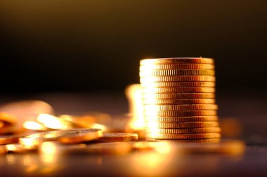 Bulanık arkaplanda bozuk para yığını 