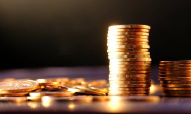 Bulanık arkaplanda bozuk para yığını 