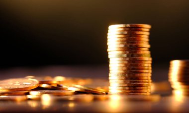 Bulanık arkaplanda bozuk para yığını 