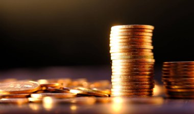 Bulanık arkaplanda bozuk para yığını 