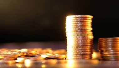 Bulanık arkaplanda bozuk para yığını 