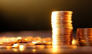 Bulanık arkaplanda bozuk para yığını 