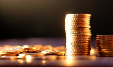 Bulanık arkaplanda bozuk para yığını 