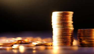 Bulanık arkaplanda bozuk para yığını 