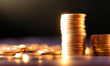 Bulanık arkaplanda bozuk para yığını 