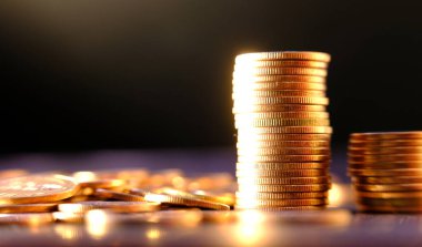 Bulanık arkaplanda bozuk para yığını 