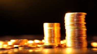 Bulanık arkaplanda bozuk para yığını 