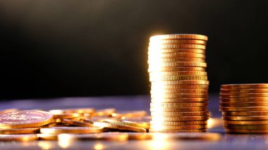 Bulanık arkaplanda bozuk para yığını 