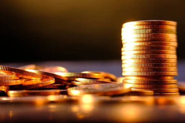 Bulanık arkaplanda bozuk para yığını 