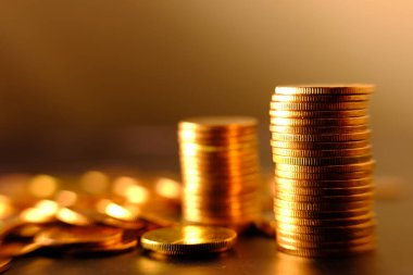 Bulanık arkaplanda bozuk para yığını 