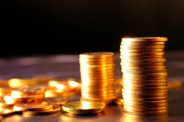 Bulanık arkaplanda bozuk para yığını 