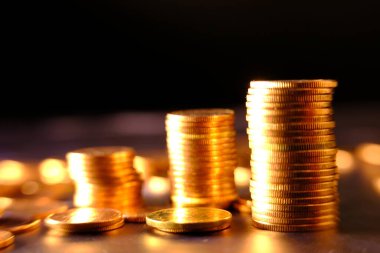 Bulanık arkaplanda bozuk para yığını 