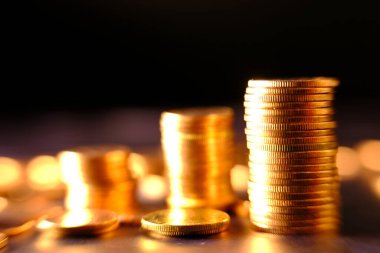 Bulanık arkaplanda bozuk para yığını 