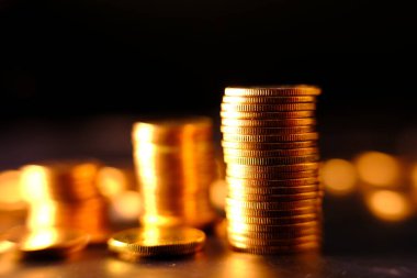 Bulanık arkaplanda bozuk para yığını 