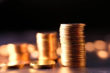 Bulanık arkaplanda bozuk para yığını 