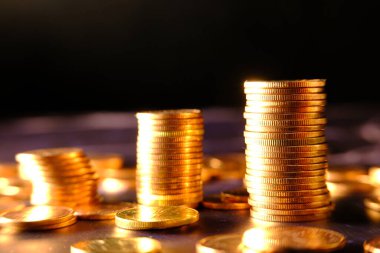Bozuk paraların siyah arkaplanda kapatılması, madeni paraların istiflenmesi ve mali ve bankacılık paralarının reklamı